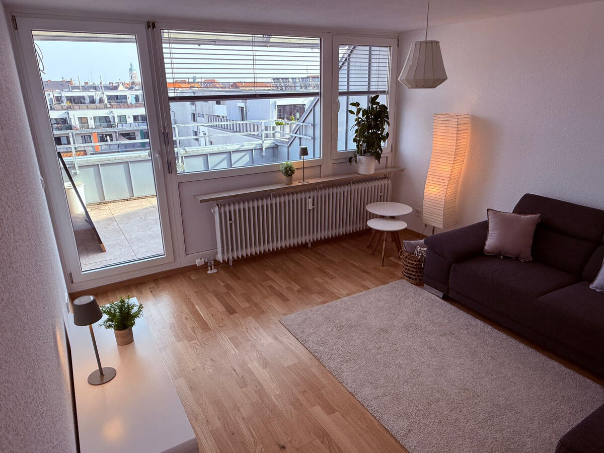 Wohnzimmer und Ostterrasse